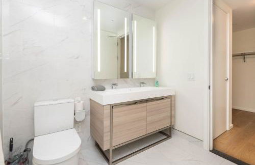 Snug 3BR HighRise with Pool, Spa & Rooftop Views - Foto 10