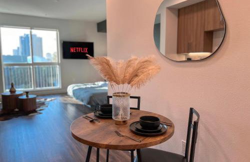 Modern Cosmopolitan APT Mid Hollywood with Free Parking 10mins to Universal Studios - Photo 6