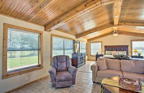 Pet-Friendly Efficiency Cottage with Pool! - Foto 7