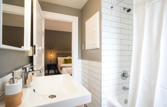 The Modern Couple's Getaway Loft With Private Balcony - Foto 15