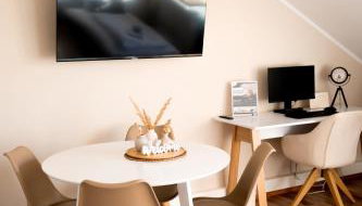 C4S COME4STAY Altötting - 3-Zi Whg I Zentrale Lage I Parkplatz I Balkon I WIFI I SmartTV I 1 Kingsize, 1 Queensize Bett I Office Arbeitsplatz I Wohnbereich mit Couch und Essbereich I voll ausgestattete Küche I Nespresso - Foto 5