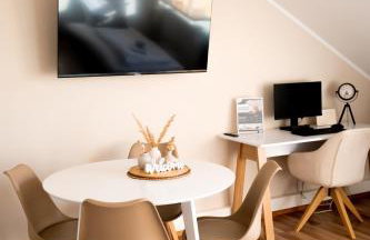 C4S COME4STAY Altötting - 3-Zi Whg I Zentrale Lage I Parkplatz I Balkon I WIFI I SmartTV I 1 Kingsize, 1 Queensize Bett I Office Arbeitsplatz I Wohnbereich mit Couch und Essbereich I voll ausgestattete Küche I Nespresso - Foto 5