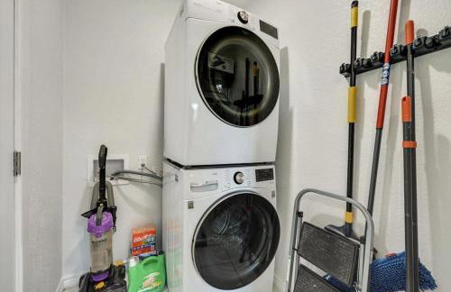 Luxury 4Bed 2Bath Hidden Gem w Backyard Oasis - Foto 25