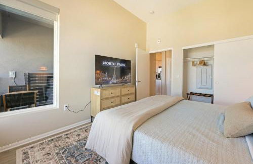 Luxury Living in N Park, 2BR, King Beds, Parking - Foto 14