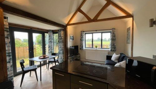 The Acorn Goodwood luxury lodge house 10 minute walk from Goodwood Festival of Speed - Foto 2