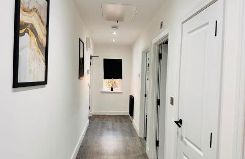 Spacious 2 Bedroom Modern Apartments - Central Location - Free Parking - Smart TV - Washer Dryer - Built for Contractors, Consultants and Work Teams - Foto 6