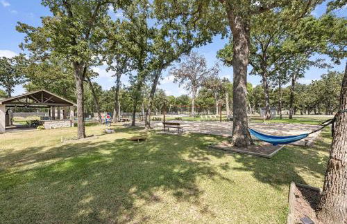 Tranquil Tiny Home Resort with Heated Pool & Goats near Houston, Hempstead Texas - Foto 40