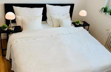 Direkte Uninähe: Ferienwohnung mit großem Doppelbett, Küchenzeile und neu renoviertem Badezimmer - Photo 7