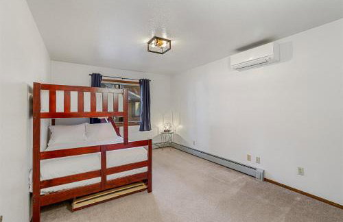 Pristine Cabin on Wooded Lot. Fantastic Location Pool Table - Foto 28