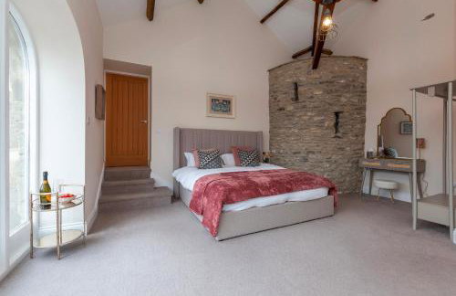 Luxury Barn - Hot Tub, Views, Stunning Location! - Pass the Keys - Photo 4