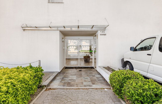 Charming Apartment With Patio - Photo 3