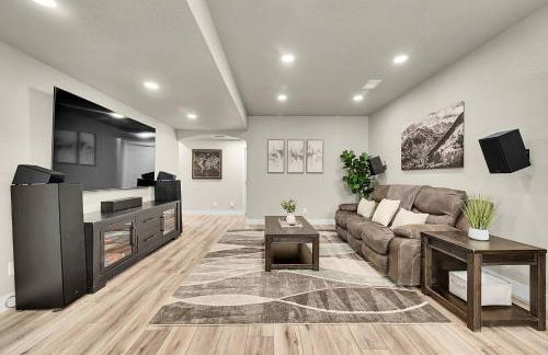 Modern 5BR/3BA Luxury Home|Movie Nights & Comfort - Foto 9