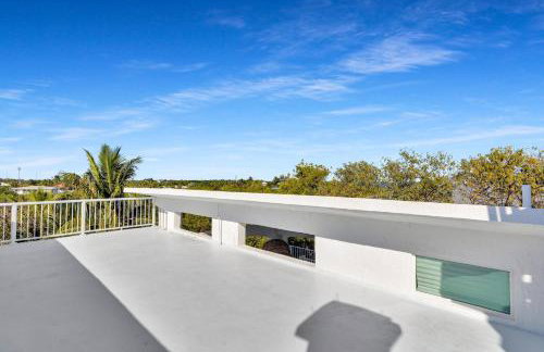 NEW LISTING! Reel Joy Waterfront Luxe with Pool and Private Dock home - Foto 73