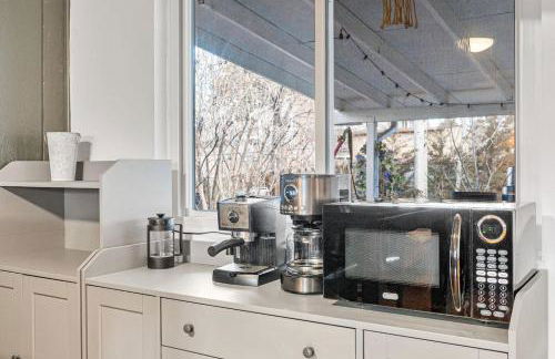 Spacious and Comfy Close to Everything Backyard - Foto 9