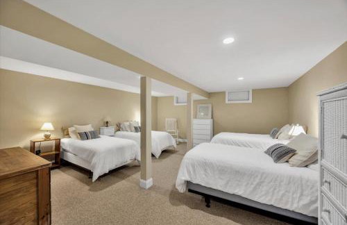 Stay 1 Block from Ocean at 7-Bed Retreat with Yard, Deck and Game Room, Host Up to 22 Across 16 Beds, Gas Fireplace, Gas Grill, Ample Parking, Walk to Menauhant Beach, Perfect for Family Getaway, 24 Hr Hospitality - Foto 59