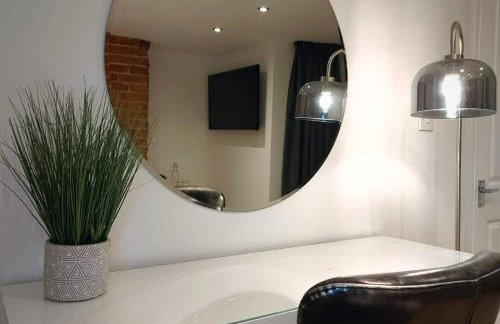 Stylish Apartment in City Centre with Parking - Photo 12