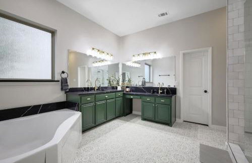 5-Bed 2-Bath with Pool & Backyard Retreat - Foto 16