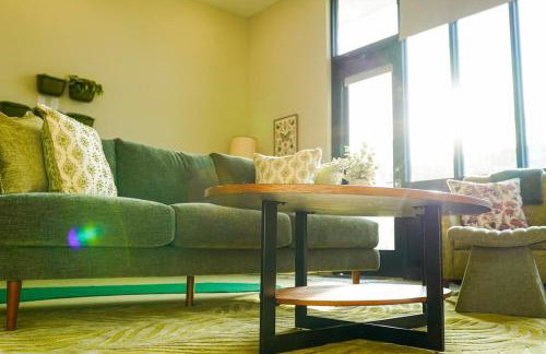 Peridot Suite - NEW 2bdrm 2bath Loft near Mass! - Photo 41