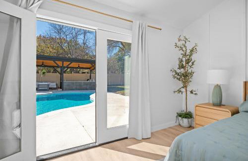 Relaxed Luxury Pet Friendly Home with Pool and Backyard Lounge in San Antonio, TX - Foto 22