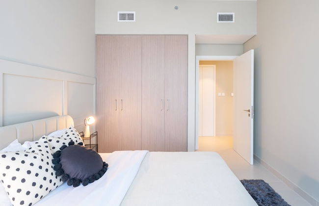 Aya - Elegant 1BR Apartment With Balcony and Creek Views - Photo 9