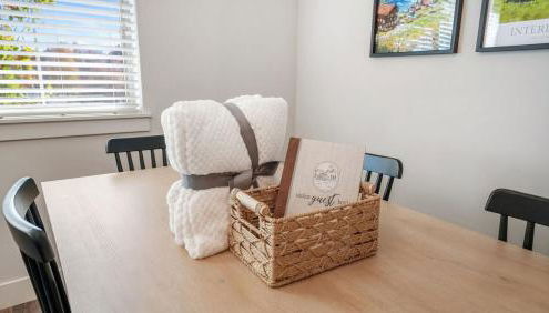 Cozy Swiss Condo -King Bed, Sleeps 6, Free Blanket - Foto 2