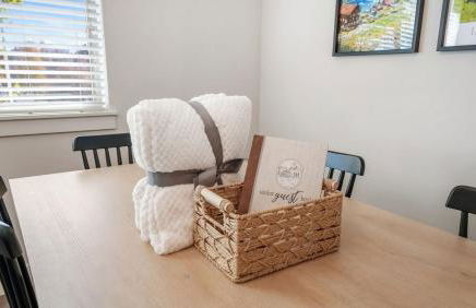 Cozy Swiss Condo -King Bed, Sleeps 6, Free Blanket - Foto 2