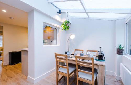 Foden's House by YourStays - 2 Bedroom Cottage in Sandbach with gorgeous dining room extension, High end finish - Foto 22