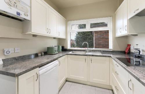 Home from Home 4 Bed - Ideal for Workers & Great for Groups, FREE Parking, Spacious, Pet Friendly Netflix - Foto 27