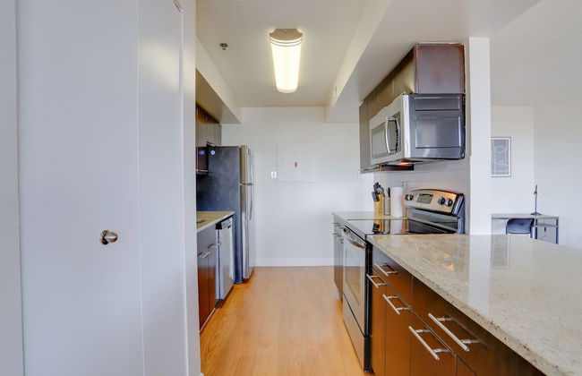 Gorgeous Apt with Rooftop City View - Photo 21