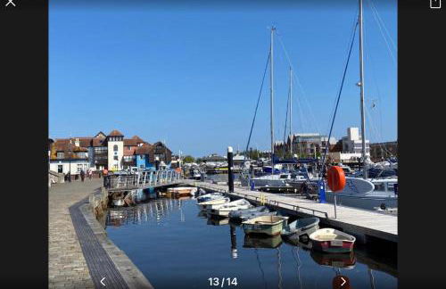 THE HIDEAWAY - LUXURY SELF CATERING COASTAL APARTMENT with PRIVATE ENTRANCE & KEY BOX ENTRY JUST A FEW MINUTES WALK TO THE BEACH, SOLENT WAY WALK, SHOPS and many EATERIES & BARS - FREE OFF ROAD PARKING,FULL KITCHEN, LOUNGE,BEDROOM , BATHROOM & WI-FI - Foto 13