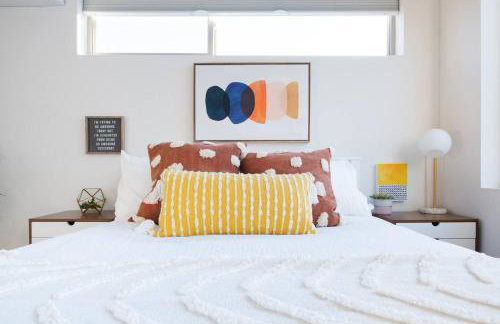 Walk to Restaurants from a Designer Cap Hill Home - Foto 17