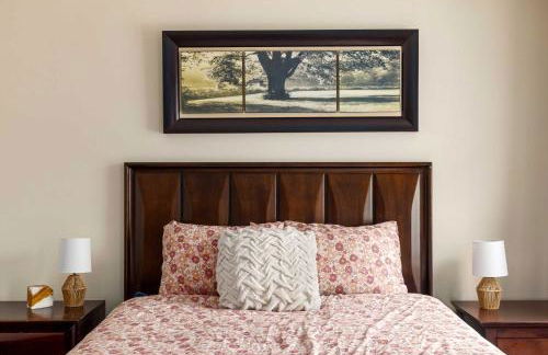 Newark Gem Ruby 3BR, 3BA - Sleeps 14 - Walk to Prudential Center and Newark Penn Station, Near EWR and American Dream Mall, includes Parking - WiFi - Laundry - Backyard - Gym - Foto 11