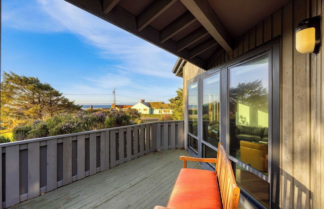 Half Block to Beach w/ Oceanview, Patio + Balcony The Shore Pine by Avantstay - Foto 4