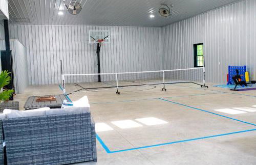 Luxury Barndo with Hot Tub, Indoor Sports Court, Private Acreage, and Near Notre Dame - Foto 17