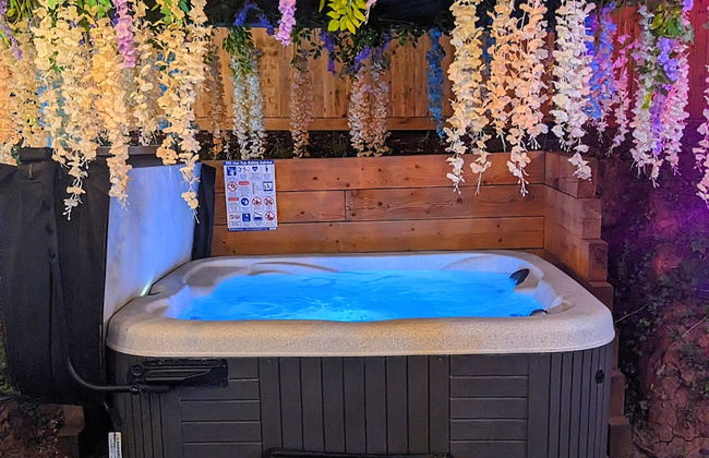 Narrowboat With Hot Tub, Spa, Cruising And More - Photo 27