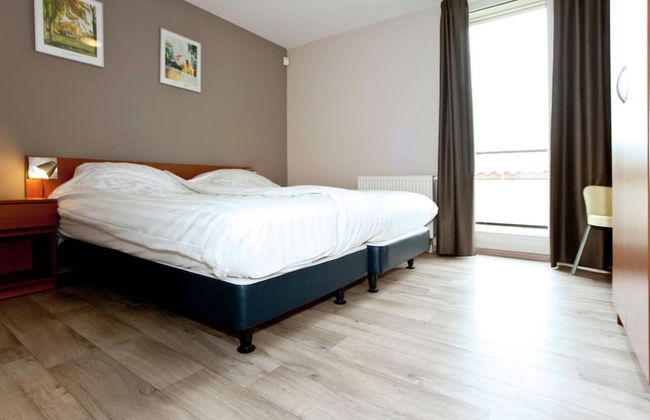 Villa in Maaspark With Lake Views & Sauna - Photo 3