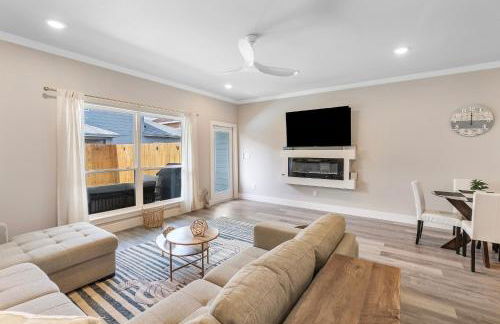 Stylish Townhouse with BBQ, Pool & Near Beach - Foto 16