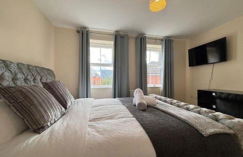 4BR Home - Gym - 3BA - Free Parking - En-suite - Near LGW Airport - Foto 8