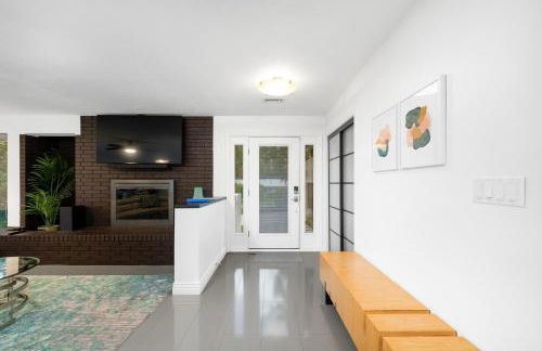 UF SUNSHINE HOUSE - Patio & BBQ - Chef Kitchen - EV Car Station - Upscale Neighborhood! - Foto 4