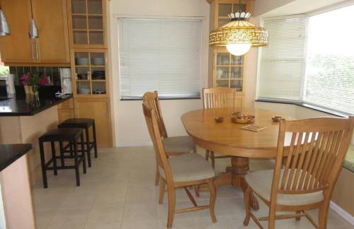 Spacious villa, pool, water views, walk to beach - Foto 26