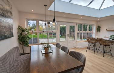 South Coast New Forest Holiday Home-4 Bed-Sleeps 8-Spacious-Parking-EV Dock-Large Garden-Playground-Great for Families-Groups-Professionals - Foto 23