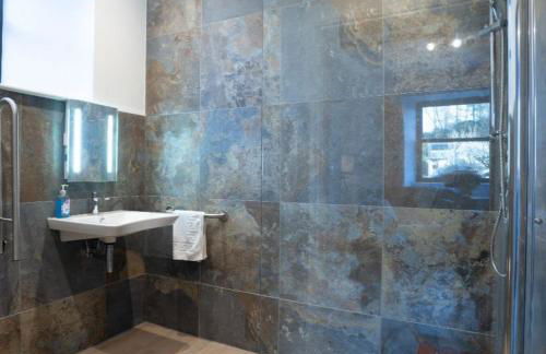 New 2 Bedroom Home at Waterhead Range by LetMeStay - Foto 13