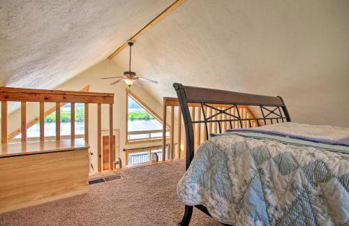 Waterfront Cabin with 2 Boat Docks and Mtn Views! - Foto 16