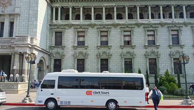 Tour por Ciudad de Guatemala - Foto 4, Autobús frente al Palacio Nacional