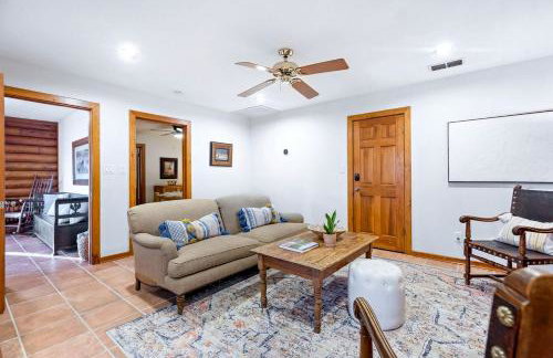 Beautiful Lakeside Rental with Hot-Tub in Igram, Texas, Perfect for Family Glamping Trips - Foto 66