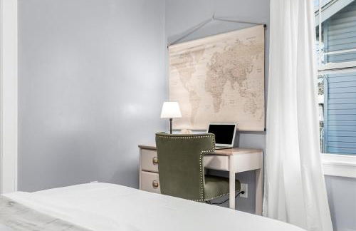 Spacious 4BR Home by Dtown Royal Oak - Photo 3