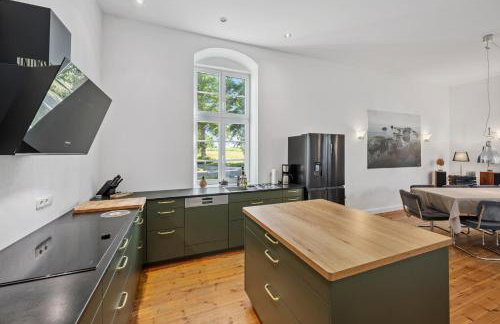 GUT KLETKAMP "Altes Torhaus" - Historisches Ferienhaus mit 5 Schlafzimmern I Kamin I Garten & Terrasse I Seeblick I 15 Min zur Ostsee I Moderne Küche I Hundefreundlich I Parkplätze I WLAN - Foto 9