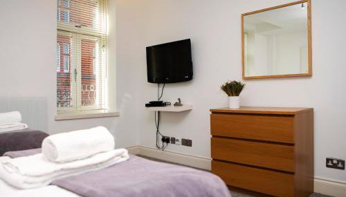 Apt 3, Trafalgar Sq Duplex, 3rd & 4th floor by Indigo Flats - Foto 5