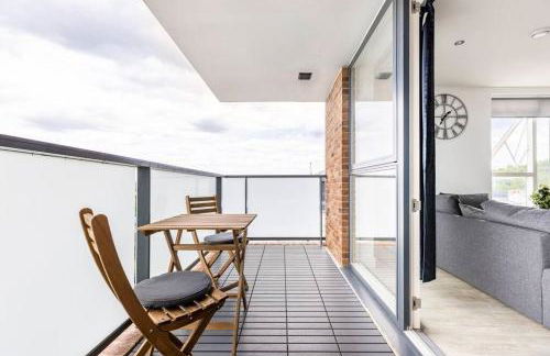 Stylish & Comfortable Top-Floor Flat in Harrow - Photo 31