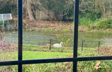 Cosy Riverside Hideaway - Photo 7